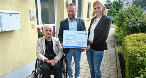 Herbert John, Betriebsleiter Josef Seitz und Teamassistentin Margareta Mühleisen (von links) freuen sich gemeinsam, behinderte Kinder und Jugendliche unterstützen zu können.Foto Ruprecht