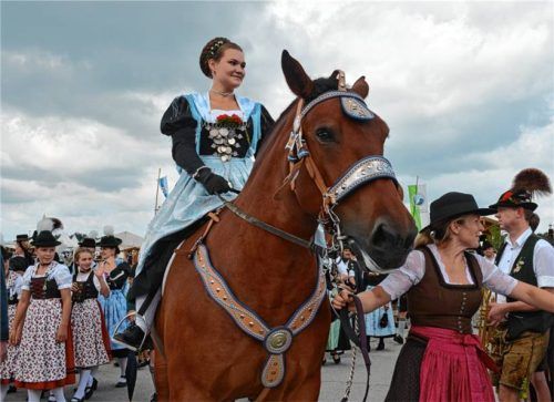 Hoch zu Ross führte sie den langen Zug an.