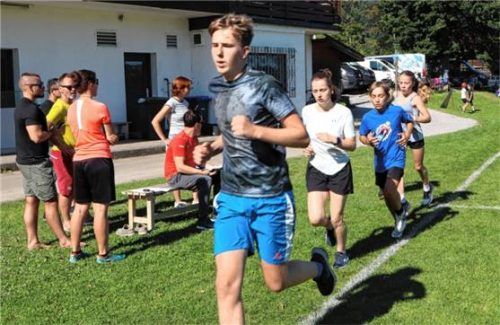 Hoffnungsträger im Rodelsport in der Klasse Jugend A bis C mussten zu Beginn einen 2000-Meter-Lauf bestreiten.Foto pes