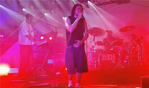Hypnotische Melodien und energiegeladene Beats: ClockClock mit Frontman Boki. Foto re