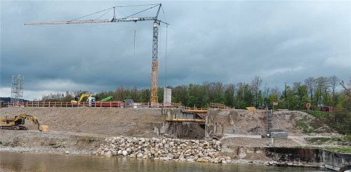 Im April waren die Bauarbeiten am Rückhaltebecken in Feldolling im vollen Gang. Foto Beuerlein