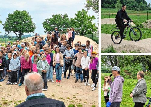 Im Beisein vieler Kinder wurde unlängst im Rahmen einer kleinen Feierstunde die neue Pumptrack-Anlage am Sportgelände des TSV Grabenstätt eingeweiht. Bürgermeister Gerhard Wirnshofer und der Mountainbike-Profi und Planer Guido Tschugg ergriffen das Wort. Pater Vasile Dior, der die Anlage segnete, stieg spontan aufs Fahrrad. Foto  Müller