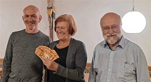 Im Beisein von Präses Georg Neumaier (rechts) überreichte Kolping-Vorsitzender Franz Besel Maria Grünwald eine Spende in Höhe von 500 Euro zur Restaurierung des Fronleichnamshimmels. Foto kotter