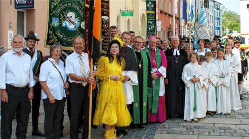 Im Rahmen der Feierlichkeiten „650 Jahre Stadtrechte in Traunstein“ feierten mehrere hundert Gläubige einen ökumenischen Gottesdienst auf dem Stadtplatz. Gruppenbild mit dem evangelischen Regionalbischof Thomas Prieto Peral (Siebter von links) ) und dem katholischen Weihbischof Rupert Graf zu Stolberg (Achter von links) am Ende des Gottesdienstes. Foto  Hobmaier