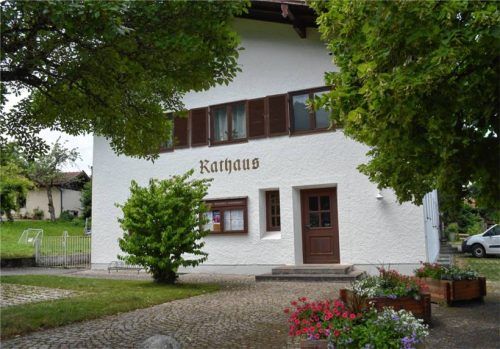 Im Rathaus regt sich Widerstand gegen die Erhebungsmethode von Zensus. Jetzt will Staudach-Egerndach klagen. Foto eder