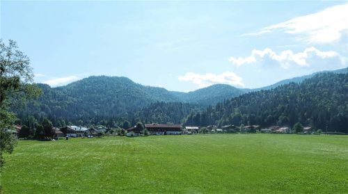 Im Reit im Winkler Ortsteil Blindau sollen nach dem Willen des Gemeinderats zukünftig drei anstatt derzeit zwei Wohneinheiten in einem Wohngebäude zulässig sein. Foto  Hauser