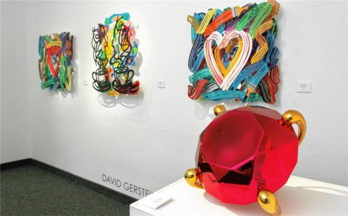 Im „Spaß-Raum“: Der rote Diamant von Jeff Koons und 3D-Kunst von David Gerstein.Fotos berger