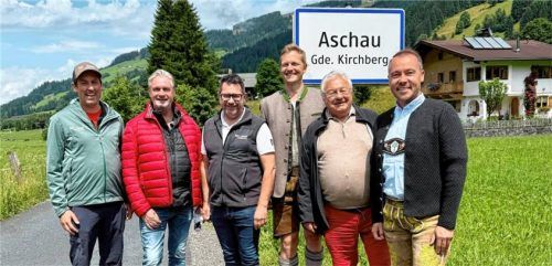 In Aschau im Brixental trafen sich die Delegationen zu einem ersten Gedankenaustausch: (von links) Christoph Stöckl vom Tourismusverband Kitzbühel-Kirchberg, Vize-Bürgermeister Josef Eisenmann, Markus Kofler, Geschäftsführer des Tourismusverbands, Bürgermeister Simon Frank, Dr. Dr. Klaus Piwernetz, Vorsitzender des Kneippvereins, sowie Herbert Reiter, Leiter der Touristinfo.Foto re