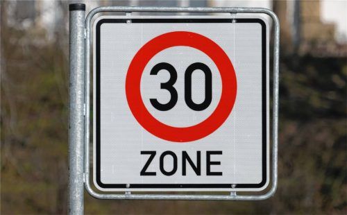 In Bernau wird weiterhin über die Einführung einer Tempo-30-Zone in der Chiemseestraße diskutiert. Foto dpa