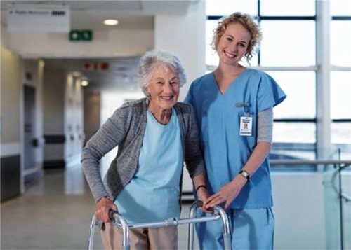 In Berufen im Pflege- oder Gesundheitsbereich sind menschliche Kontakte unersetzbar. Foto istock/