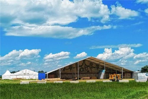 In bezaubernder Landschaft im Ortsteil Luft in Übersee ist das riesige Festzelt für das 87. Gaufest des Chiemgau-Alpenverbands längst fertig aufgebaut. Die Feierlichkeiten finden vom heutigen Donnerstag bis Sonntag, 3. August, statt. Foto Giesen