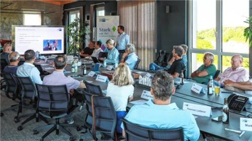 In den Geschäftsräumen der Firma KLVrent in Nußdorf diskutierten die Mitglieder des IHK-Gremiums Traunstein mit dem Außenwirtschaftsexperten Christoph Angerbauer über Strategien gegen Trumps Achterbahnfahrten in der Wirtschaftspolitik.Foto  Effner