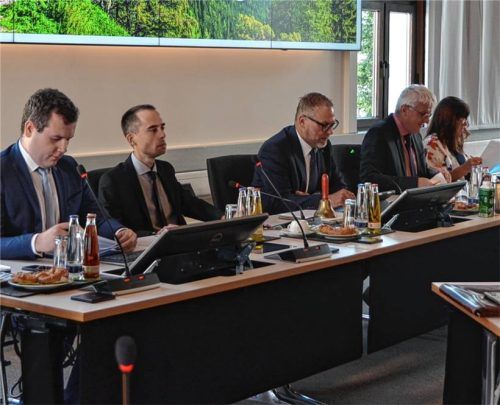 In der Kreistagssitzung wurde unter Führung des neuen Landrats Andreas Danzer (Dritter von links) die Energieagentur aufgelöst.Foto  Kretzmer-Diepold