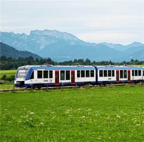 In der Regiobahn nach Rosenheim sollte Ludwig Bernhartzeder (rechts) plötzlich Strafe zahlen. Foto dpa