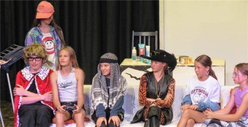 In einer Talkshow sind Märchenfiguren zu Gast: (von links) Fedor Wechosin, Katja Meirer, Paula Schöllner, Valentina Zannantonio, Victoria Beyna und Ronya Zwerentz (als Schneewittchen) sowie (stehend) Ina Böhne. Foto  Gymnasium Marquartstein