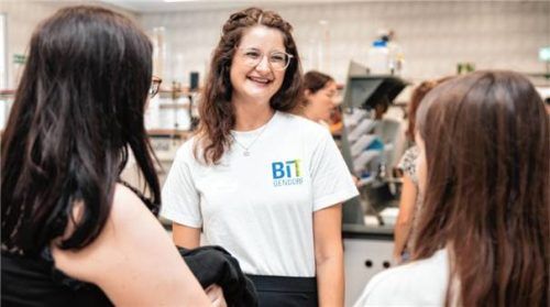 In kleinen, persönlichen Gruppen können sich Schülerinnen und Schüler an den Kennenlerntagen zu Ausbildungsberufen an der BIT Gendorf informieren. Foto Tom Bauer.