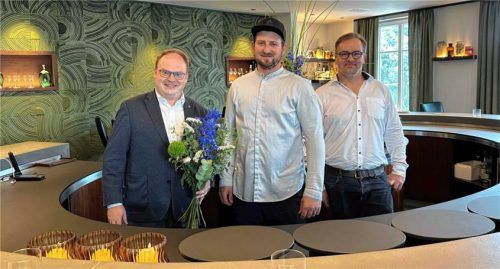 In Prien ist man stolz auf seine beiden Restaurants, die kürzlich von dem Gourmetführer „Guide Michelin“ ausgezeichnet wurden. Die „Foodbar Wachter“ konnte ihren Michelin-Stern erfolgreich verteidigen. Bürgermeister Andreas Friedrich (links) und der Fachbereichsleiter für Tourismus, Kultur und Wirtschaftsförderung, Tobi Huber (rechts), bedanken sich beim Priener Sternekoch Dominik Wachter (Mitte) für sein Engagement und bemerkenswerte Kochkunst. Foto Markt Prien