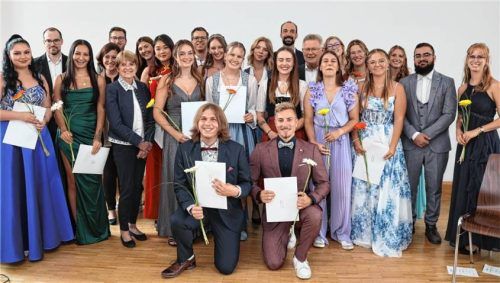 In Traunstein konnten sich 17 Schüler mit Lehrkräften und Gratulanten freuen. Foto RE