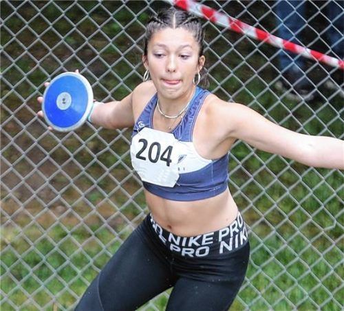 Isabella Garza vom TSV Bad Endorf wurde zweifache Meisterin im Diskuswurf und Kugelstoßen der Jugend W13.