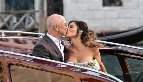 Jeff Bezos und Lauren Sanchez küssen einander, als sie in Venedig ein Hotel für ihren Hochzeitsempfang verlassen. Foto dpa