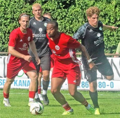 Johann Djayo (am Ball) markierte den bisher einzigen Saisontreffer für den TSV 1860 Rosenheim. Foto Oliver Rabuser