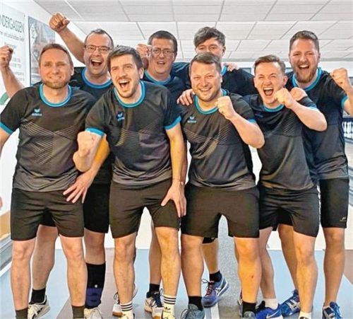 Jubel bei den Aschauer Sportkeglern, die gleich mit drei Mannschaften aufgestiegen sind.Foto re