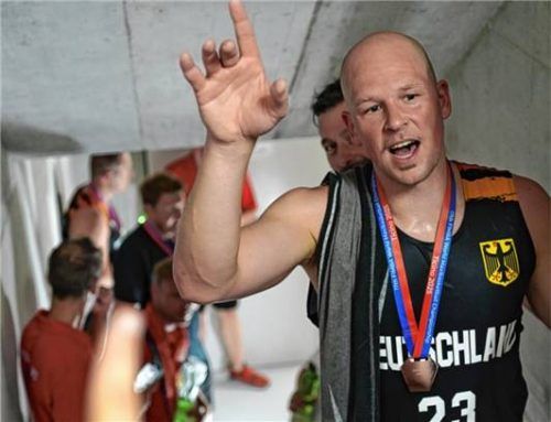 Jubel: Fabian Greiser schaffte es mit Deutschlands Ü40-Herren ins Endspiel und gewann Silber.Foto privat