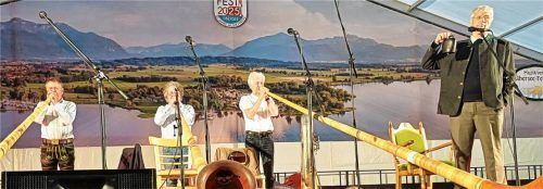 Kabarettist Gerhard Polt (rechts) und die drei Well Brüder Michael, Christoph und Karli Well von links) faszinierten mit ihrem musikalischen Kabarett im Festzelt des Musikvereins Übersee vor 2000 Besuchern. Foto Giesen