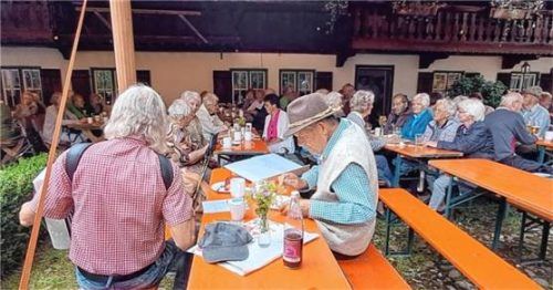 Kaffee und Kuchen gab es im Garten des Hilgerhofs. Foto emk