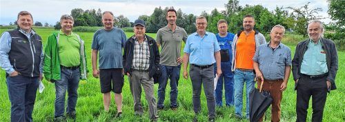Kamen zum Ortstermin: (von links) Rupert Freiberger (Lohnunternehmer aus Obing), Raphael Röckenwagner (Geschäftsführer Maschinenring Traunstein), Stefan Steffel (Ortsobmann und Jagdvorstand Übersee), Hans Maier (Landwirt), Franz Wilk (Vorsitzender CSU-Ortsverband Übersee), Martin Lackner (Bürgermeister von Engelsberg), Martin Grammelsberger (Landwirt), Markus Neuhauser (CSU-Ortsverband Übersee), Klaus Steiner (Regierungsrat) und Arthur Schulz (CSU-Ortsverband Übersee).Foto emk