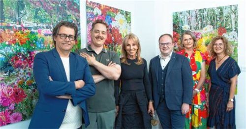 Kamen zur Ausstellungseröffnung: Dirk Geuer, Nico Overkott, Inge Fricke, Bürgermeister Andreas Friedrich, Martina Lehmann (Tourismus Prien) und Karina Dingler vor Kunstwerken von Damian Hirst.Foto  Berger