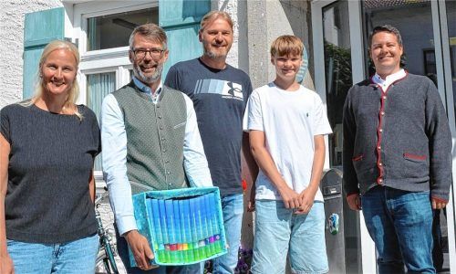 Kerstin Grassau freut sich über die Ortschronik von Grassau, gehalten von Bürgermeister Stefan Kattari aus Grassau. Gelesen wird diese voraussichtlich von Frank und Tom Grassau, was Tourismusleiter Max Felber zuständig für den Tourismus in Grassau freut (von links). Foto Eder