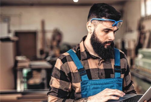 KI-gestützte Tools helfen Auszubildenden und Ausbildern beim Lösen technischer Aufgaben. Foto adobestock/hedgehog94