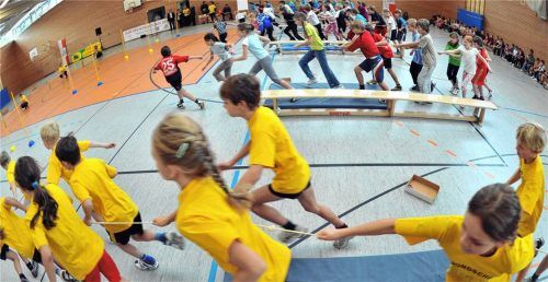 Kinder brauchen gute Sportmöglichkeiten. Doch noch ist die Standortfrage für die geplante Kleinsporthalle an der Grundschule Bernau offen. Der Gemeinderat hat die Entscheidung vertagt, um zusätzliche Aspekte wie ein mögliches interkommunales Schulschwimmbad zu prüfen (Symbolfoto).Foto dpa