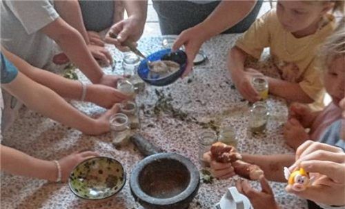 Kinder helfen bei der Kräuterverarbeitung. Foto  LVB