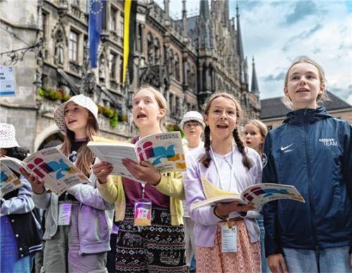 Kinder singen bei der Eröffnungsfeier in München. Foto  Klenk