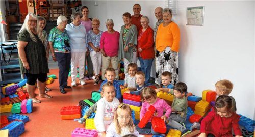 Kindergartenleiterin Karin Nufer (links), die Seniorenbeauftragte Petra Haupt (rechts) und ihre Senioren sowie auch die Kinder vom Kindergarten Regenbogen schätzen das bereits entstandene harmonische und gemeinsame Miteinander von Jung und Alt. Foto strim