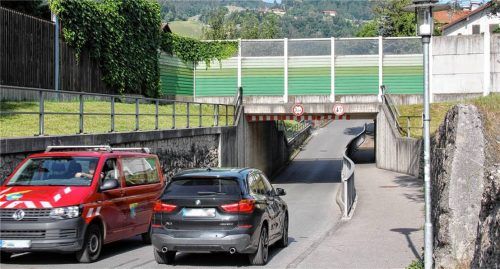 Kommt wegen der Engstelle an der Geigelsteinstraße überhaupt eine Umwidmung von der Gemeindestraße zur Staatsstraße in Betracht? Das soll im Rahmen des „Städtebaulichen Entwicklungskonzepts“ geprüft werden. Foto schmidt