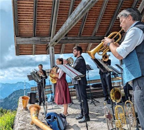 Konzert-Gipfel: Auf der Hochfelln-Alm gab es klanggewaltige Musik des Grassauer Blechbläserensembles. Foto  Benekam