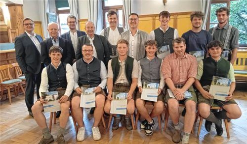 Kreishandwerksmeister Rainer Dachsberger (stehend, von links), stellvertretender Landrat Konrad Heuwieser, Schulleiter Friedrich Ebertseder, stellvertretender Schulleiter Matthias Lang, Obermeister Peter Heiß, Abteilungsleiter Markus Rösch sowie die mit Staatspreisen ausgezeichneten Azubis Johannes Mayer, Stefan Kolbeck, Thomas Rauschecker und (sitzend, von links) Florian Riedhofer, Tim Strachowsky, Tobias Ecker, Bastian Radlmair, Florian Biermaier und Benedikt Hintereder. Foto maier