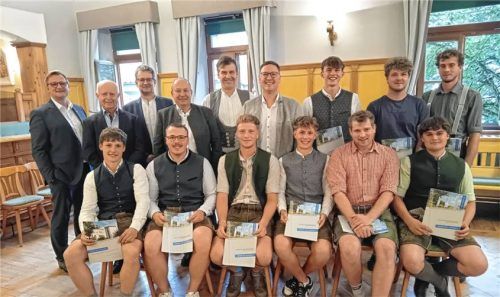 Kreishandwerksmeister Rainer Dachsberger (stehend, von links), stellvertretender Landrat Konrad Heuwieser, Schulleiter Friedrich Ebertseder, stellvertretender Schulleiter Matthias Lang, Obermeister Peter Heiß, Abteilungsleiter Markus Rösch sowie die mit Staatspreisen ausgezeichneten Azubis Johannes Mayer, Stefan Kolbeck, Thomas Rauschecker und (sitzend von links), Florian Riedhofer, Tim Strachowsky, Tobias Ecker, Bastian Radlmair, Florian Biermaier und Benedikt Hintereder.Foto maier