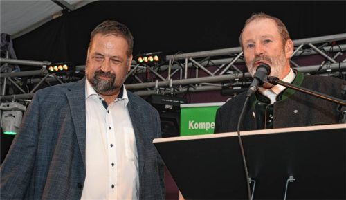 Kreisobmann Ulrich Niederschweiberer (rechts) hatte mit dem niedersächsischen Bauernpräsidenten Dr. Holger Hennies einen Gast eingeladen, der „klare Worte“ wichtig fand und so auch redete.Fotos fund