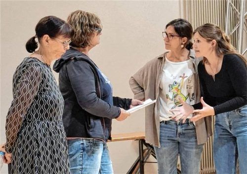 Krisenbesprechung der Ehefrauen: (von links) Claudia Reichert, Petra Bichler, Michaela Weiss und Antonia Reichert. Foto re