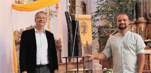 Künstler Marco Bruckner (rechts) und Pfarrgemeinderatsvorsitzender Martin Hauer stellen die neue Skulptur in der Breitbrunner Kirche vor. Foto  Wastl