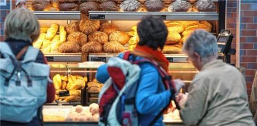 Kunden stehen an einer Bäckerei Schlange. Bayernweit gibt es nur noch 1700 Betriebe, die sich in 50 Innungen organisieren – auch in unserer Region. Die Innung Berchtesgadener Land-Traunstein will um Nachwuchs werben. Foto dpa