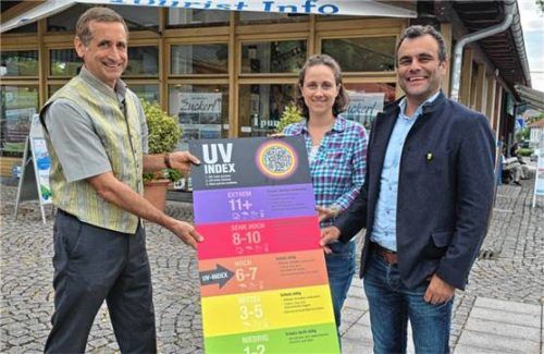 Kurdirektor Peter Helfmeyer (von links), Katrin Posch, Geschäftsstellenleitung der Gesundheitsregion plus, und Bürgermeister Alois Loferer mit der neuen UV-Indextafel für die Tourist-Info Bad Endorf. Foto Ammelburger