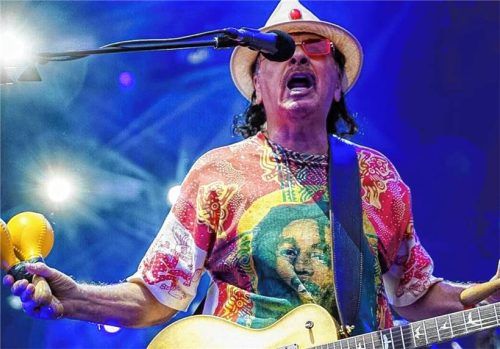 Kurz vor seinem 78. Geburtstag präsentierte sich der Gitarren-Heroe und Saitenkünstler Carlos Santana in Bestform und bescherte beim Sommerfestival einen Power-Auftritt mit berstender Energie. Foto re