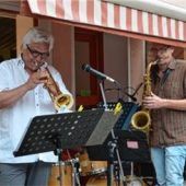 Grassauer Musikroas mit Regenschirm