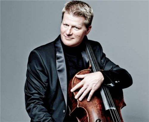 László Fenyö spielt ein Goffriller-Cello von 1695. Foto Borggreve