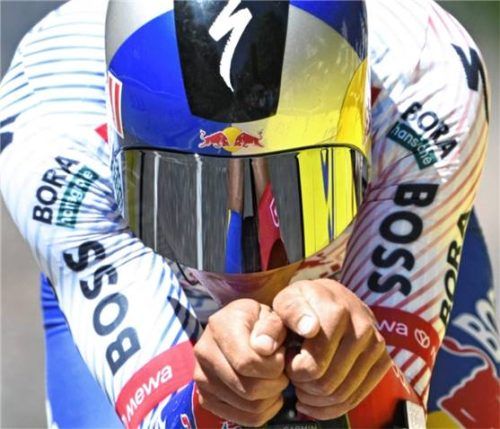 Laurance Pithie vom Team Red Bull-BORA-hansgrohe duckt sich eng hinter seinen Lenker.Foto IMAGO/Jan De Meuleneir